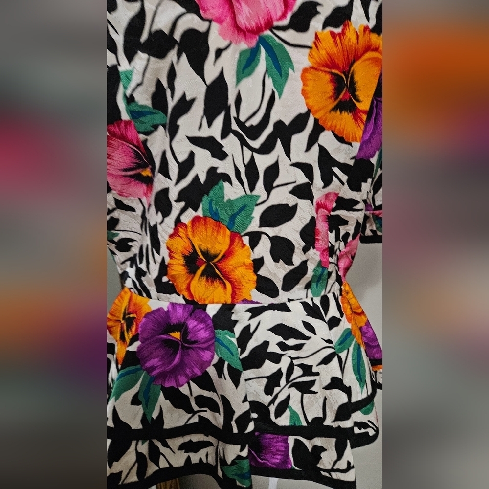 Vintage A.J. Bari Petites 100% Silk Floral Blouse–Puff Sleeve Wrap Style Top. 10 - Picture 15 of 16